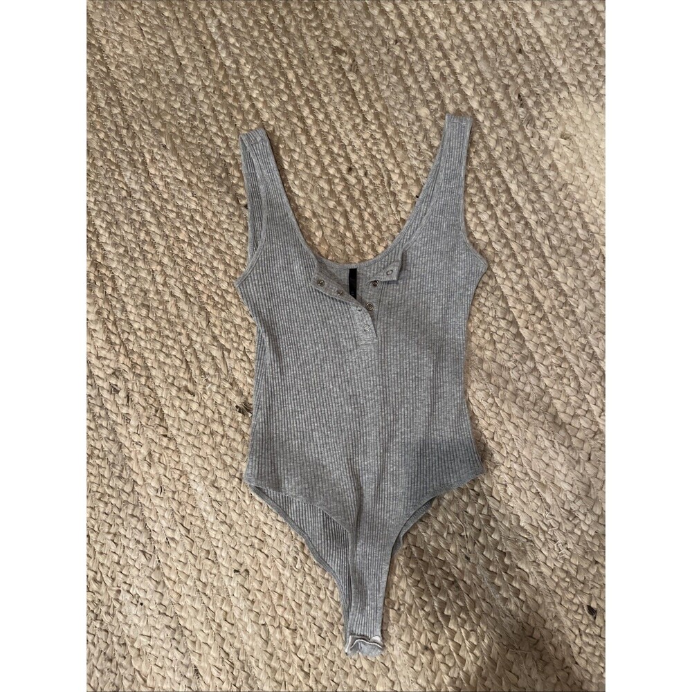 LE3NO Women’s Gray Ribbed Bodysuit – Size Medium